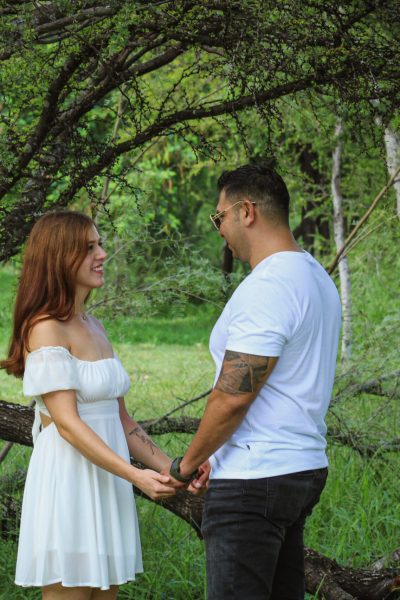 invitaciones digitales interactivas, fotos naturales de boda, pareja enamorada