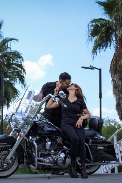 invitaciones digitales únicas, boda diferente, pareja en moto romántica